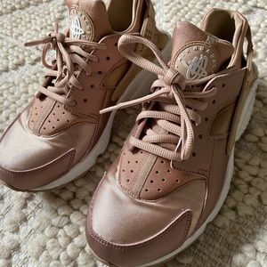 Nike Air Hurache Rosegold shoes